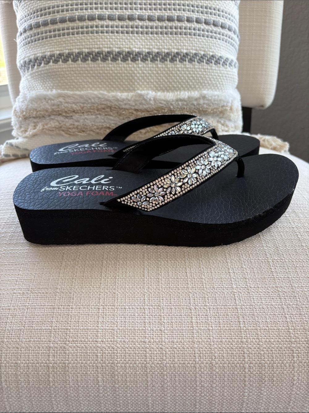 Cali from Skechers yoga foam with Sparkling Floral Crystal Straps - Picture 4 of 6